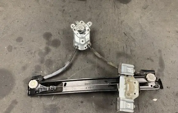 Rear door manual window regulator
