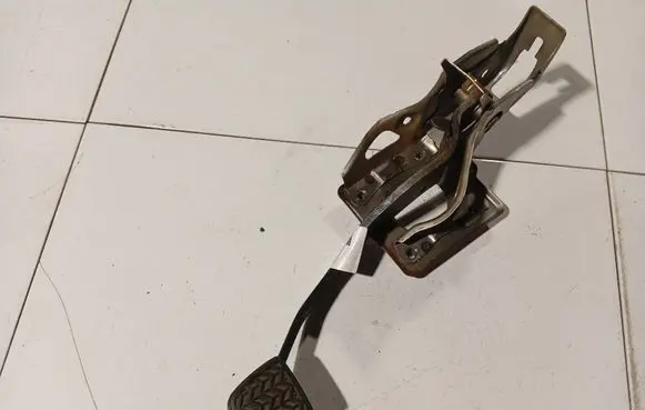 Toyota Avensis T250 Brake pedal 