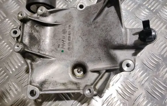 Mercedes-Benz E A207 Generator/alternator bracket A6512340339 6512340339