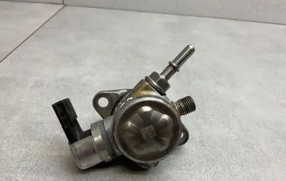 Nissan Juke I F15 Fuel injection high pressure pump 166307214R