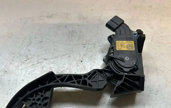 Skoda Rapid (NH) Accelerator throttle pedal 6R1721503H