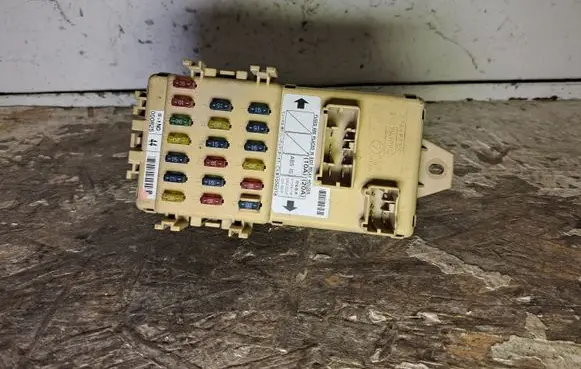 Subaru Impreza II Fuse module LB100601B 000825 JB200400