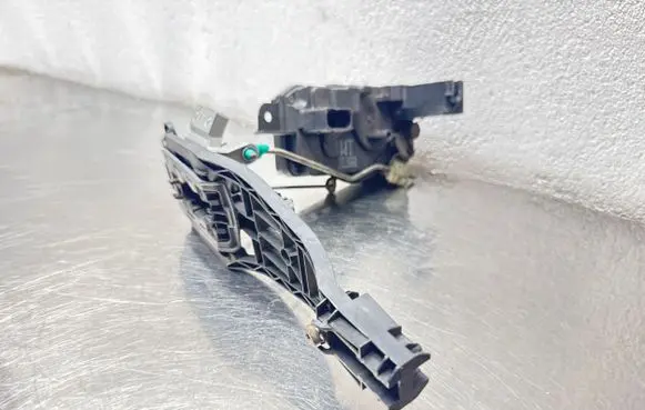 Opel Zafira B Front door lock 13220368