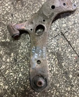 Toyota Avensis T270 Front lower control arm/wishbone