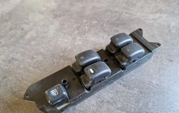 Mitsubishi Pajero Sport I Quarter vent window switch MR394801