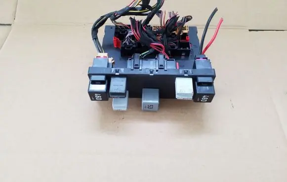 Volkswagen PASSAT B6 Fuse module 3C0937049AD