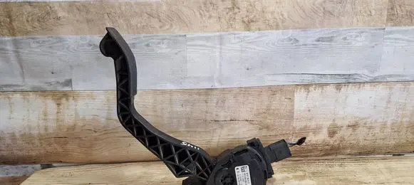Accelerator throttle pedal