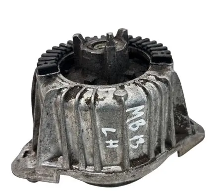 Mercedes-Benz E W212 Engine mount bracket A2042400417 2042400417 A2042404817