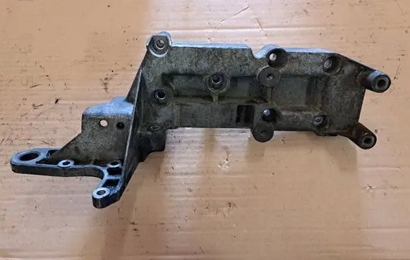 Volvo V70 Engine mounting bracket 8642196