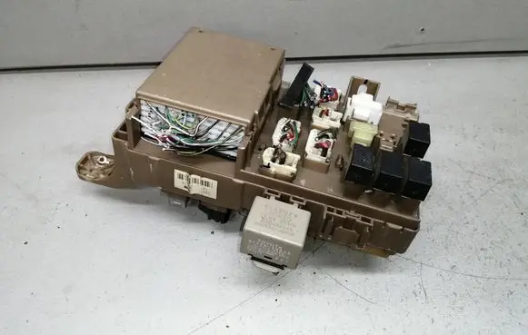 Toyota Corolla Verso E121 Fuse module 8264113040 2323000231 8198050030