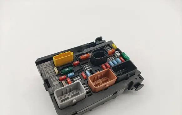 Peugeot 308 Fuse module 9664706280