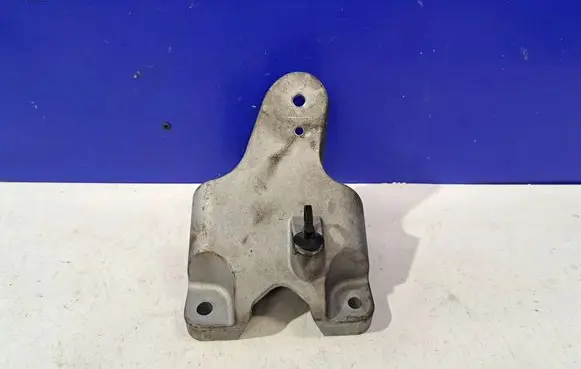 Engine mounting bracket