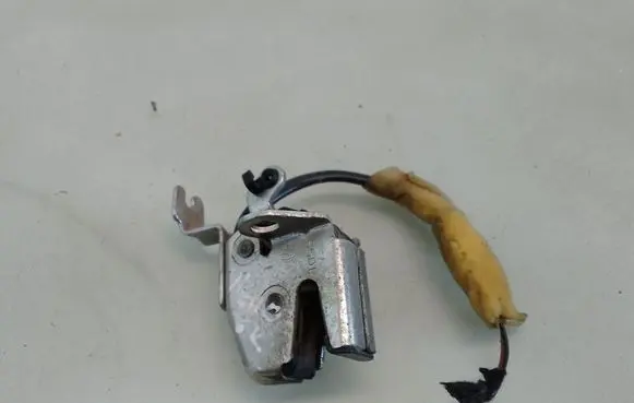 Loading door lock