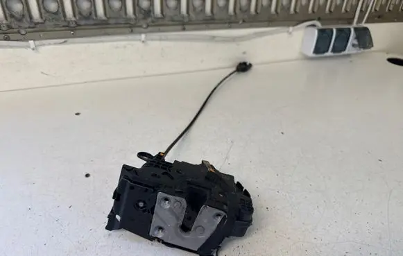 Renault Trafic III (X82) Front door lock 805027088R 93457081 40627241