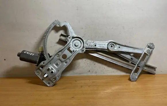Mercedes-Benz E W210 Front door electric window regulator 0130821708 C4103