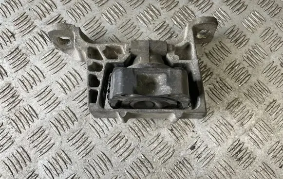 Volvo V40 Engine mount bracket 3M516F012