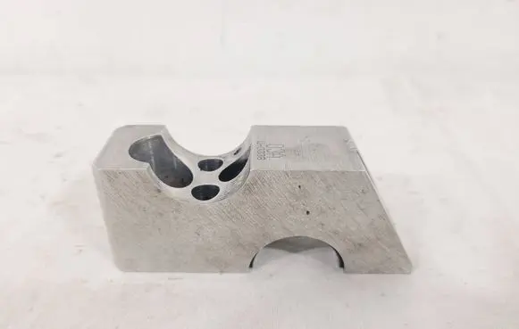 Volkswagen Transporter - Caravelle T5 Camshaft holder U3338 03AU3338