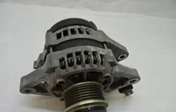 Peugeot 108 Generator/alternator 270600Q180