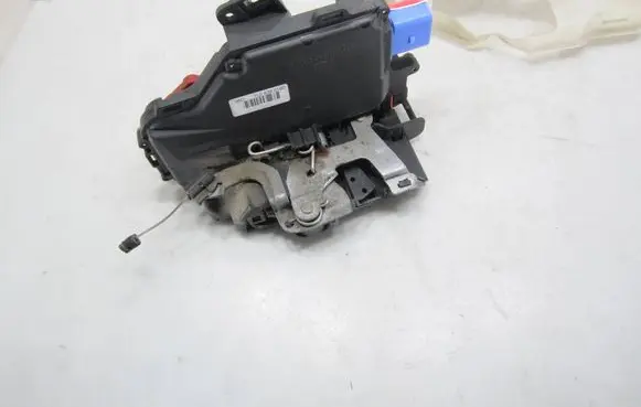 Volkswagen Golf Plus Rear door lock 7L0839016D