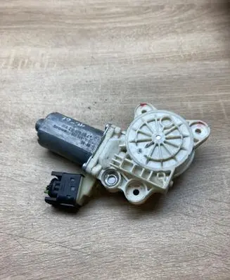Mercedes-Benz CLS C219 Rear door window regulator motor A2198200642 0130821432