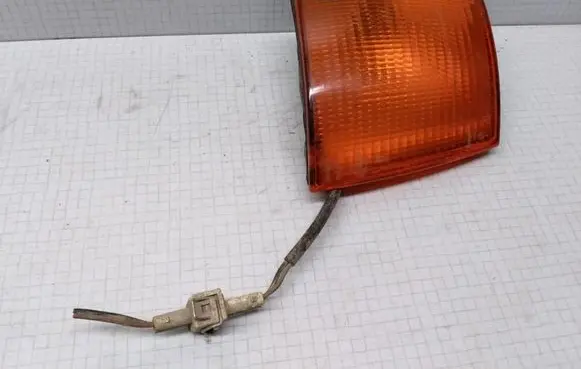 Volkswagen PASSAT B3 Front indicator light 357953050 133718