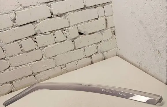 Mitsubishi Grandis Windshield trim 