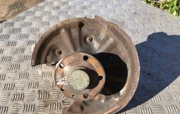 Rear wheel hub spindle/knuckle