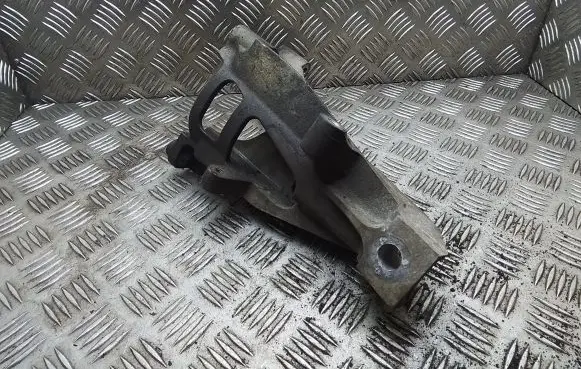 Volkswagen Transporter - Caravelle T5 Engine mounting bracket 7H0199370N