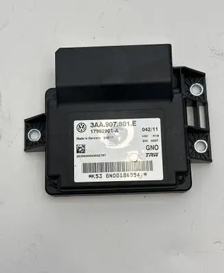 Volkswagen PASSAT B7 Hand brake control module 3AA907801E