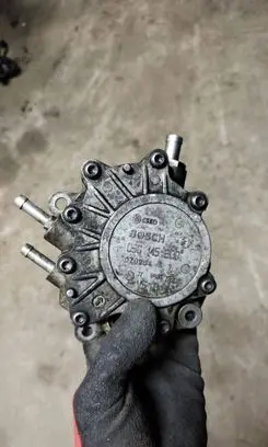 Volkswagen Golf VI Vacuum pump 03G145209