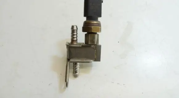 Audi A6 S6 C5 4B Fuel injection high pressure pump 06E906051K