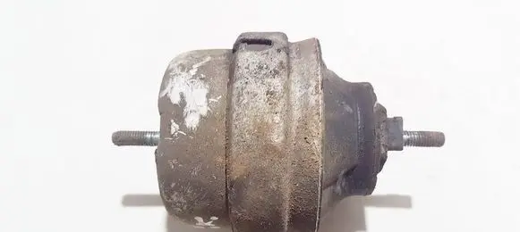 Volkswagen PASSAT B5.5 Engine mount bracket