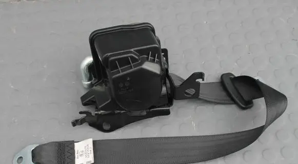 Rear seatbelt