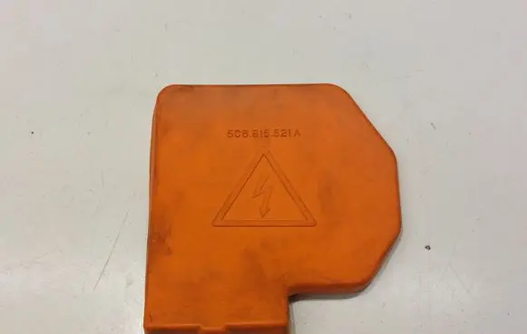 Volkswagen Jetta VI Battery box tray cover/lid 5C6915521A