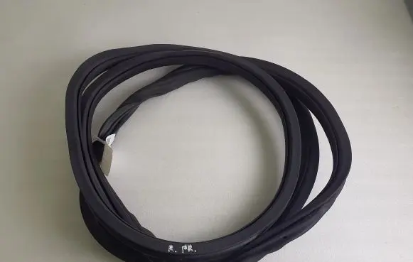 Porsche Cayenne (92A) Front door rubber seal 7P0867365B