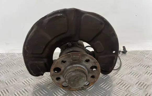 Mercedes-Benz E W212 Front wheel hub 2123302505 070521919833L