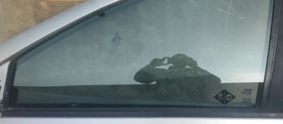 Nissan Almera Tino Front door window glass four-door