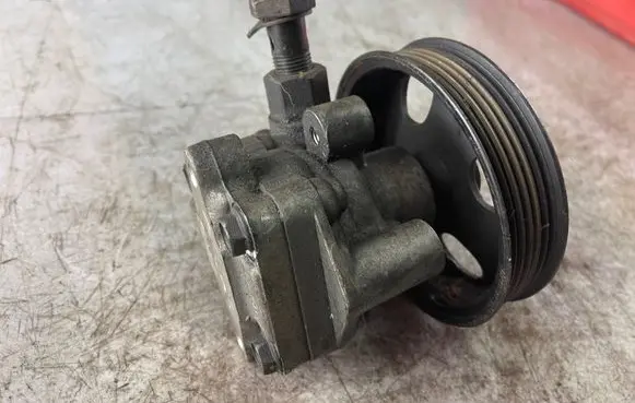 KIA Carens I Power steering pump Ok2kc32600