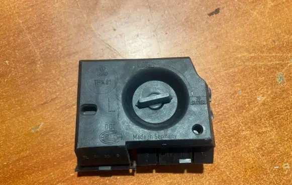 Audi 80 90 S2 B4 Tail light bulb cover holder 893945221