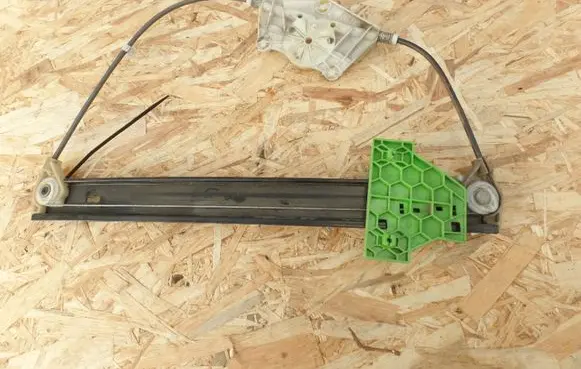 Rear door manual window regulator