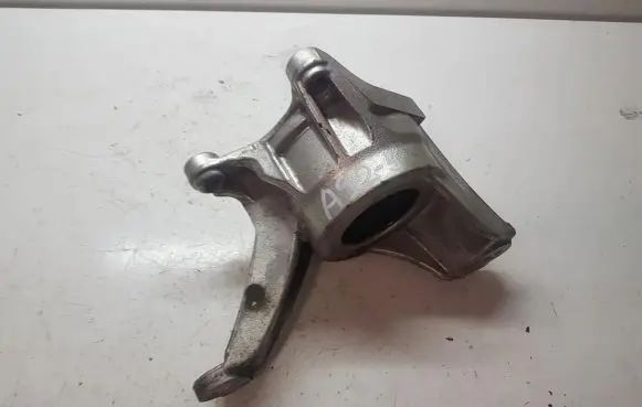 Honda Civic Engine mount bracket A925