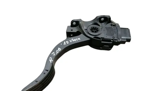 Accelerator throttle pedal