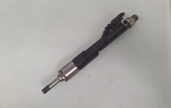 BMW 5 F10 F11 Fuel injector 13647597870
