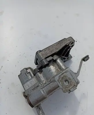 BMW 5 E60 E61 Power steering pump mounting bracket 7801442 613148603 13558F