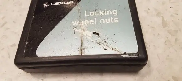Lexus IS 220D-250-350 Anti-theft wheel nuts and lock 