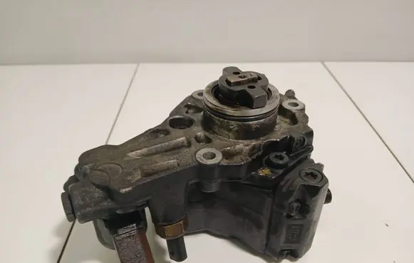 Mercedes-Benz C W204 Fuel injection high pressure pump 9421A000A A6460700201 0280383GBE