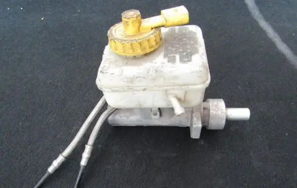 Volkswagen Golf IV Master brake cylinder 21027099