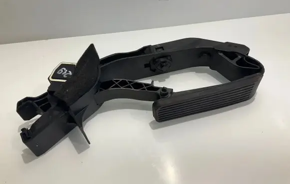 Mercedes-Benz CLS C219 Accelerator throttle pedal A2113000904 2113000904
