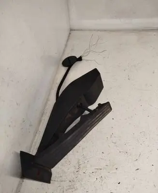 Accelerator throttle pedal