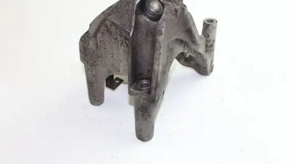 Volkswagen Touareg I Engine mounting bracket 070199308A